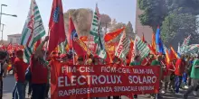 Luned&igrave; il tavolo su Electrolux al Mimit dopo l&rsquo;annuncio dei 1.700 esuberi. Governo alla prova, le opposizioni: &ldquo;Manca politica industriale&rdquo;