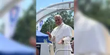 Papa Leone sulla papamobile ad Acerra, ripete il gesto del 6-7 chiesto dalla folla: il video diventa virale