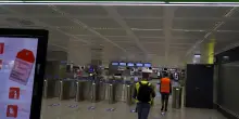 Domenica di scioperi nel comparto aereo e nel trasporto locale. Precettati i lavoratori della compagnia che vola su Lampedusa
