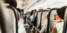 Volo cancellato prima delle vacanze? Quando vi spettano rimborso, assistenza e risarcimento fino a 600 euro: la nostra guida per un&rsquo;estate senza stress