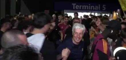 Roma, centinaia di tifosi aspettano la squadra a Fiumicino: l&rsquo;accoglienza dopo il ritorno in Champions | Video
