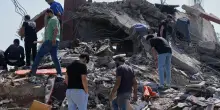 Israele intensifica i bombardamenti sul Libano: nuovi ordini di evacuazione e famiglie in fuga da Beirut. L&rsquo;Idf avvia la mobilitazione dei riservisti del nord