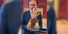 Il presidente Cirio regala un peluche di stambecco al Consiglio regionale: &ldquo;Battaglia vinta&rdquo;. Ma il suo partito ha votato a favore delle uccisioni