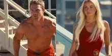 Il mito di &ldquo;Baywatch&rdquo; non si spegne: dal costume rosso alle corse in slow motion, il reboot riaccende il mito della serie cult anni &rsquo;90