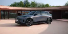 Lancia Gamma, prime immagini della nuova ammiraglia. Sar&agrave; ibrida ed elettrica &ndash; FOTO
