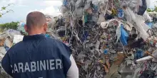 La Puglia come discarica della Campania, la Dda di Bari esegue 19 misure cautelari: oltre 3500 tonnellate di rifiuti smaltiti illegalmente
