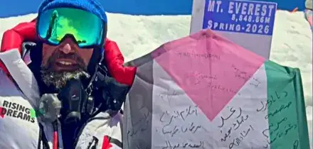 L&rsquo;alpinista italiano arriva in cima all&rsquo;Everest con una bandiera palestinese: sopra ci sono scritti i sogni dei bambini di Gaza