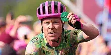 Giro d&rsquo;Italia, Valgren vince la 17esima tappa e mostra un disco verde per il figlio all&rsquo;arrivo: cos&rsquo;&egrave; e cosa significa