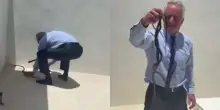 Robert F. Kennedy Jr. afferra due serpenti a mani nude e viene morso, il video diventa virale &ndash; Le immagini