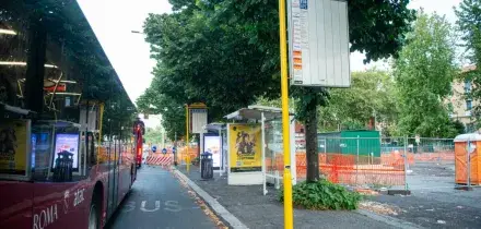 Atti osceni davanti una minorenne alla fermata del bus: arrestato psicoterapeuta dei vip a Roma