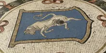 Il mosaico del toro in Galleria a Milano &egrave; sempre pi&ugrave; consumato dal &ldquo;rito del tallone&rdquo;: avviato un nuovo intervento di restauro