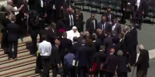 Fedele sviene durante l&rsquo;udienza in San Pietro, Papa Leone interviene per soccorrerlo