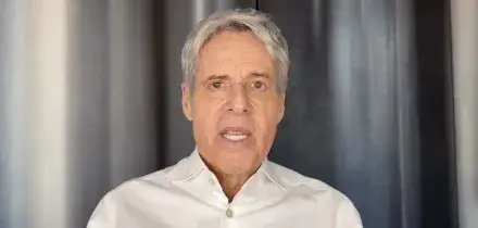 Claudio Baglioni sposta il tour al 2027 per una polmonite interstiziale acuta: &ldquo;Devo recuperare la funzionalit&agrave; per poter cantare tre ore quasi ogni sera&rdquo;