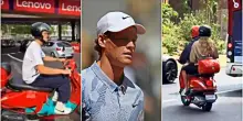 Sinner ritrova il sorriso: riposo totale in Vespa a Montecarlo con la fidanzata, poi i controlli. Il programma verso Wimbledon