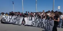 Gli studenti di Termoli in piazza contro i tagli alla sanit&agrave; in Molise. Il sindaco: &ldquo;Questa piazza mi ha emozionato&rdquo;