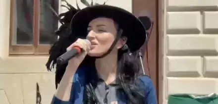 &ldquo;&Egrave; una grande emozione, una delle pi&ugrave; grandi della mia vita&rdquo;: Arisa canta l&rsquo;Inno di Mameli con il cappello da bersagliera e Tricolore alla festa del 2 giugno &ndash; VIDEO