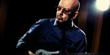 Enrico Ruggeri: &ldquo;A Codogno stiano tranquilli, non sono uno di quelli che passa met&agrave; concerto a fare comizi, quando sono sul palco suono. Comunque l&rsquo;aria che tira &egrave; preoccupante. Censura&rdquo;