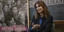 &ldquo;Dai salari alle violenze, le promesse alle donne non mantenute. Dobbiamo lavorarci&rdquo;: il discorso di Paola Cortellesi al Quirinale