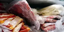 La carne congelata &egrave; davvero sicura? Perch&eacute; il freezer non elimina tutti i rischi e cosa sapere prima di mangiarla per evitare salmonella e listeria