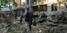 Russia-Ucraina, raid con i droni: Kiev colpisce terminal petrolifero a San Pietroburgo e un bus, Mosca punta Kherson e Kharkiv