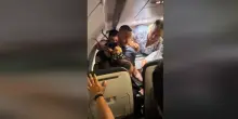 &ldquo;Voglio scendere&rdquo;: tenta di aprire il portellone dell&rsquo;aereo in volo e strangola uno steward che prova a fermarlo, volo dirottato