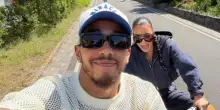 Mesi di indiscrezioni e incontri segreti, poi la foto che conferma tutto: Kim Kardashian e Lewis Hamilton sono una coppia