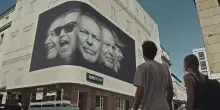 Cinque Vasco Rossi appaiono in giro per le citt&agrave; italiane: 5 come 50 anni di carriera. Arriva l&rsquo;annuncio dei pi&ugrave; eventi del 2027 per 500mila persone?
