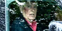 Il mistero del livido sul volto di Andrea Mountbatten-Windsor: cosa &egrave; successo all&rsquo;ex principe confinato a Sandringham? La foto &ldquo;rubata&rdquo; in auto scatena le ipotesi