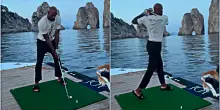Palline buttate in mare davanti ai Faraglioni di Capri: il video di LeBron James che gioca a golf sul suo yacht