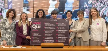 &lsquo;Libere anche qui&rsquo;, il manifesto contro la violenza online sulle donne: &ldquo;Servono consapevolezza e una legge sul consenso digitale&rdquo;