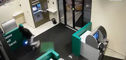 L&rsquo;ingresso col passamontagna, poi la miccia esplosiva: sette arresti a Foggia per gli assalti agli sportelli bancomat &ndash; Video
