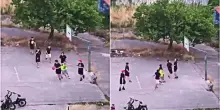 A Marano dei ragazzini giocano a basket senza canestro: il video simbolo di passione e degrado