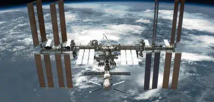 Allarme evacuazione per gli astronauti della Stazione spaziale internazionale per una perdita d&rsquo;aria. Il rifugio sulla Crew Dragon, poi il rientro