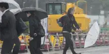 Giappone tra tifone Jangmi e caldo estremo: Tokyo paralizzata tra blackout e allagamenti