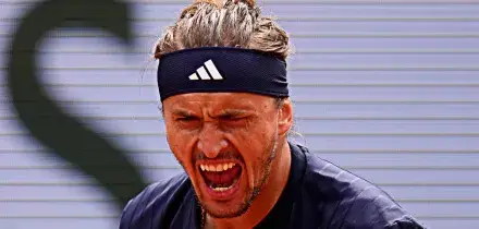 Zverev non sbaglia: batte Mensik ed &egrave; in finale al Roland Garros: &ldquo;Qualche volta bisogna essere stupidi per giocare bene a tennis&rdquo;. Tra lui e il primo Slam c&rsquo;&egrave; un italiano