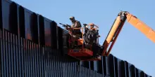 &ldquo;Ad aziende vicine a Trump e ai repubblicani contratti miliardari per costruire il muro anti migranti al confine con Messico&rdquo;