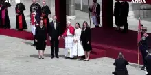 Papa Leone ricevuto dai reali di Spagna: la regina Letizia in bianco, in nero le principesse Leonor e Sofia. La scelta dei vestiti e cosa dice il protocollo