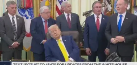 Trump si addormenta nello Studio Ovale mentre si parla di carbone: il video virale