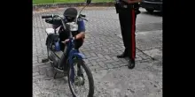 Fermato senza casco, guidava un motorino Ciao rubato 45 anni fa: ritrovato il proprietario