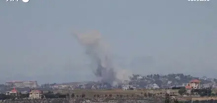 Alte colonne di fumo dai villaggi del Libano dopo gli attacchi israeliani: le immagini