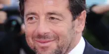 Patrick Bruel &egrave; in stato di fermo, il cantante e attore &egrave; stato accusato di violenza sessuale &ldquo;al momento da 13 presunte vittime&rdquo;. La difesa: &ldquo;Tutto falso e lo dimostrer&ograve;&rdquo;