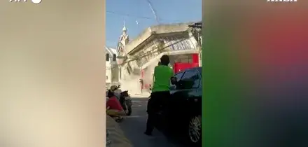 Forte terremoto nelle Filippine, la scossa di magnitudo 7.8 e i crolli in diretta: le immagini