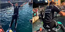 Un tuffo nel porto con pap&agrave; Marco e un occhio al trofeo vinto: cos&igrave; Antonelli ha festeggiato dopo Montecarlo