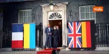 Larry The Cat ruba la scena al vertice tra Zelensky, Merz, Starmer e Macron ed esce per primo da Downing Street &ndash; Video