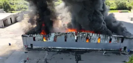 Incendio in un&rsquo;azienda di materie plastiche nel Pisano, allerta in 5 Comuni: &ldquo;Chiudete le finestre e non uscite&rdquo;