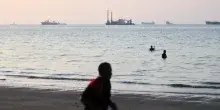 Iran, elicottero Usa precipita vicino Hormuz: salvo l&rsquo;equipaggio. Trump: &ldquo;Stretto aprir&agrave; dopo l&rsquo;accordo, tra 2 o 3 giorni&rdquo;