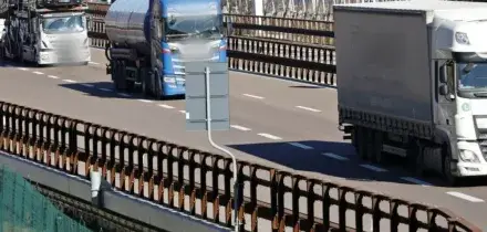 Camionista ubriaco guida un tir in contromano per 10 chilometri sull&rsquo;A26: denunciato e revocata la patente