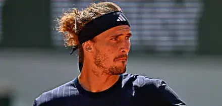 Zverev blocca l&rsquo;intervista a &ldquo;L&rsquo;&Eacute;quipe&rdquo; dopo le domande sulle accuse di violenza delle ex: &ldquo;Fermiamoci qui&rdquo;. Il giornale gli nega la prima pagina