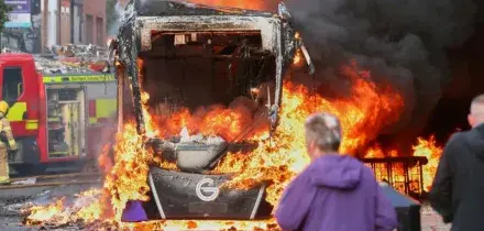 Accoltellato un uomo a Belfast, accusato un rifugiato sudanese: proteste anti-migranti con bus e bidoni in fiamme