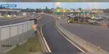 Camionista fa inversione al casello di Bologna e imbocca l&rsquo;autostrada A1 contromano: la manovra pericolosa ripresa dalle telecamere